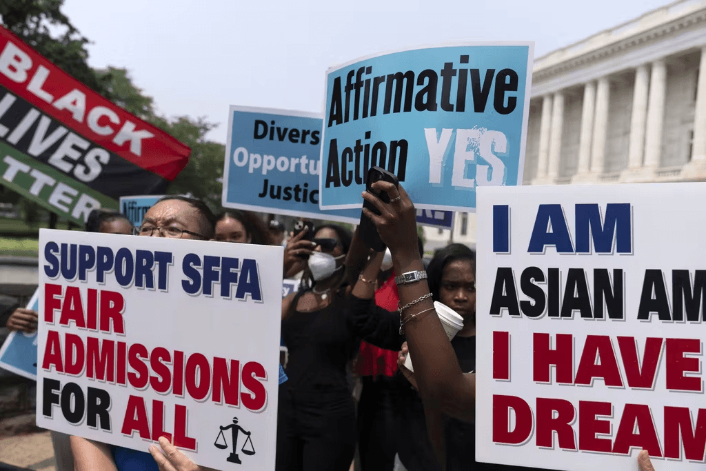 Foto de protestantes a favor de metas de diversidade