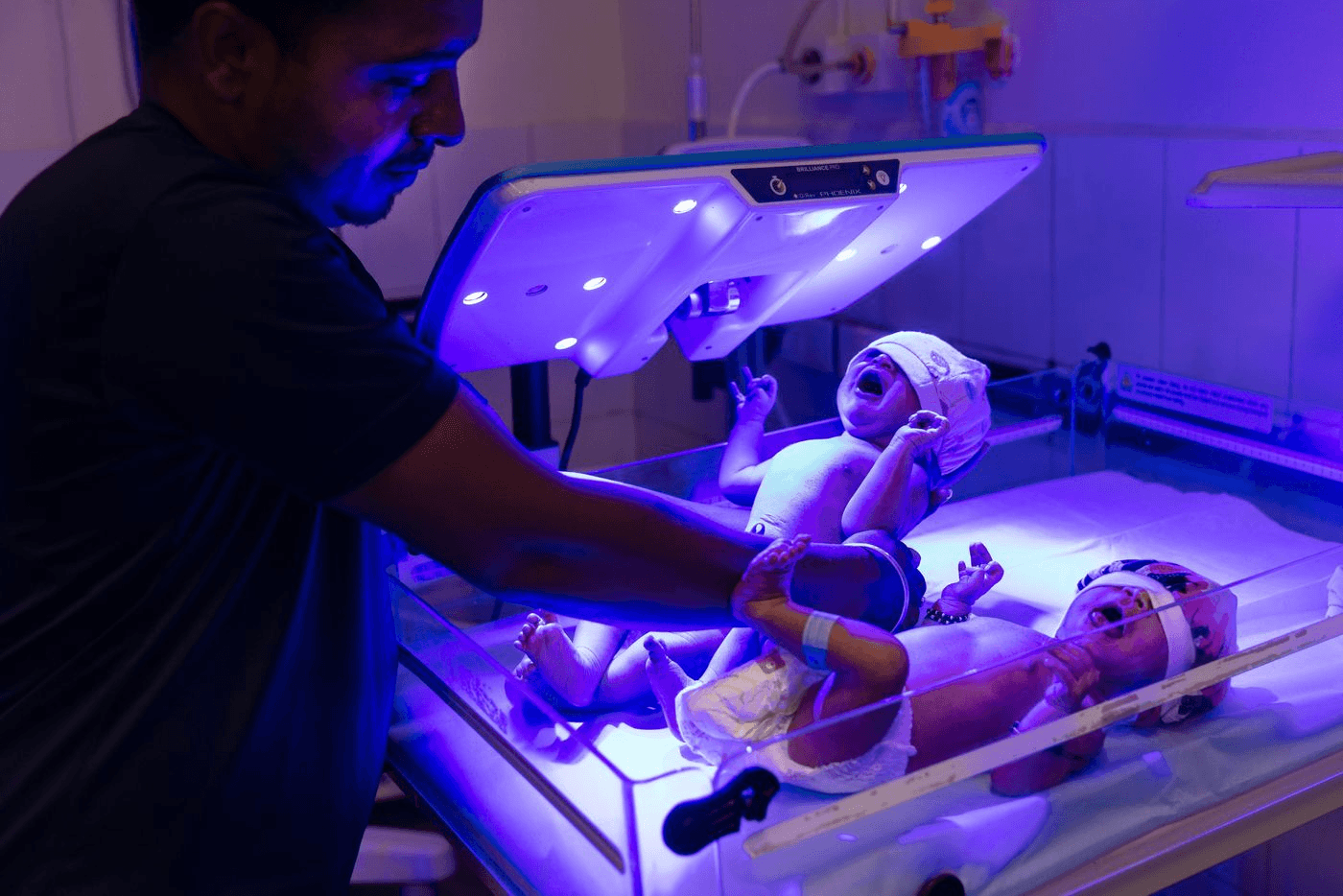 Foto de bebês recém-nascidos na sala de maternidade