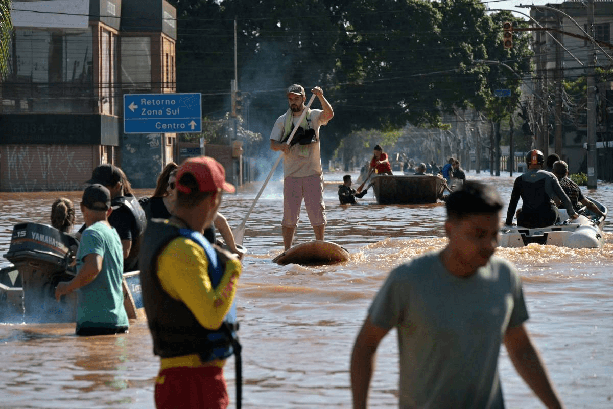Foto de pessoas em inundação no Rio Grande do Sul
