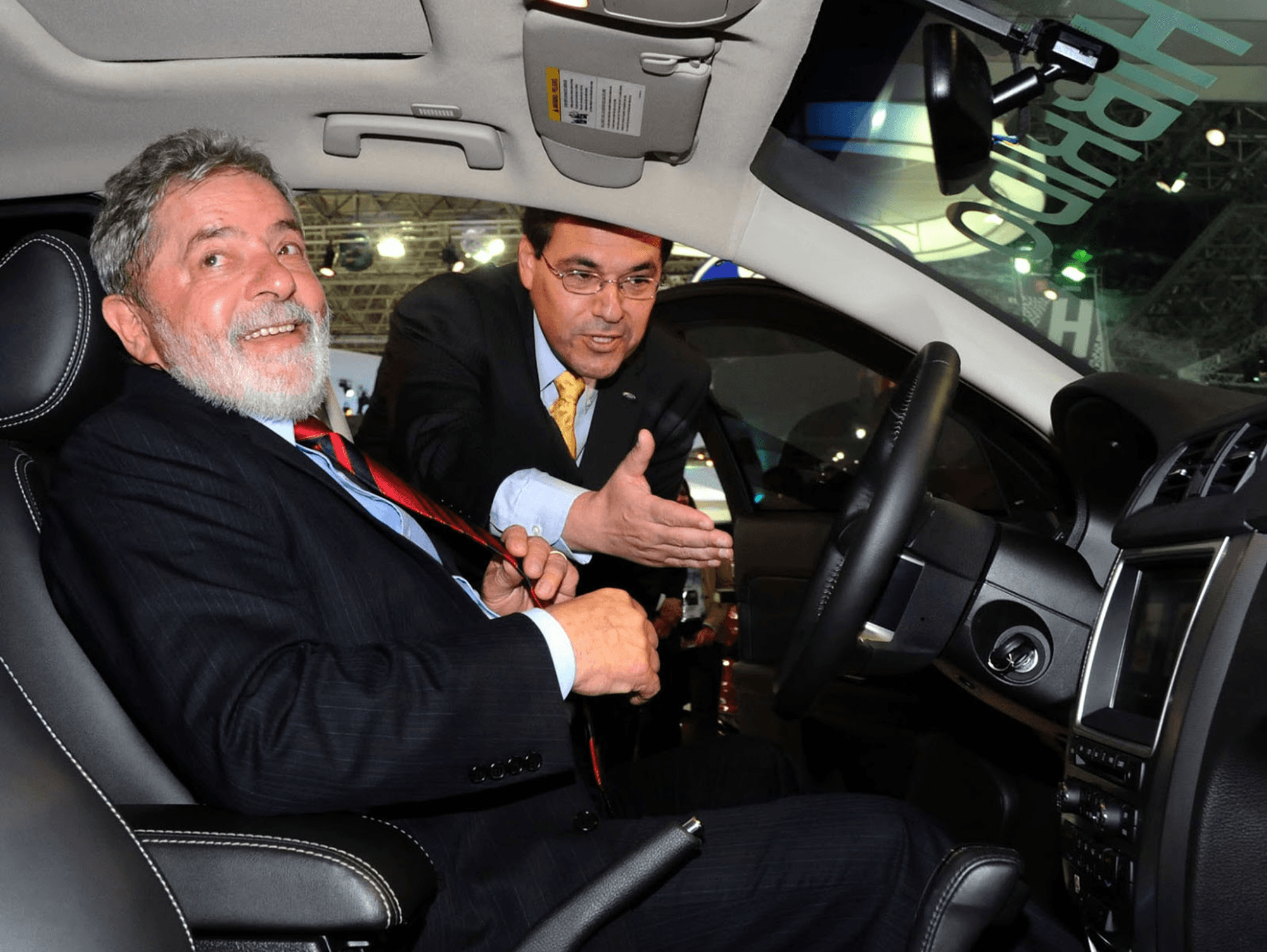 Foto de Lula dentro de carro